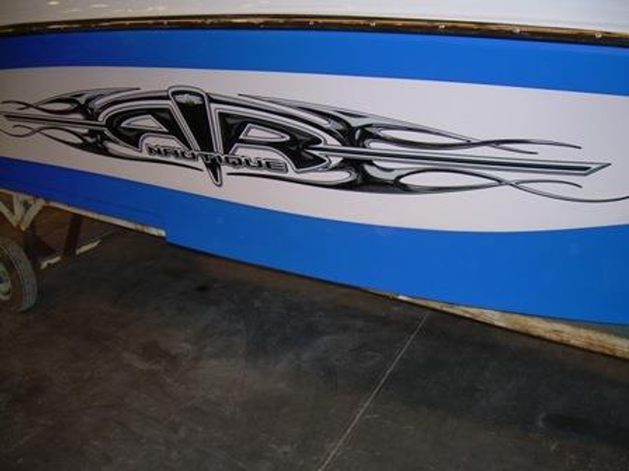 НАКЛЕЙКА С ЛОГОТИПОМ "AIR" НА БОКОВОЙ СТОРОНЕ КОРПУСА