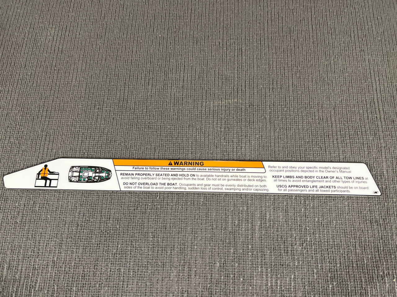 НАКЛЕЙКА 200CB, ПРЕДУПРЕЖДАЮЩАЯ ПАССАЖИРА ОСТАВАТЬСЯ НА НАДЛЕЖАЩЕМ МЕСТЕ