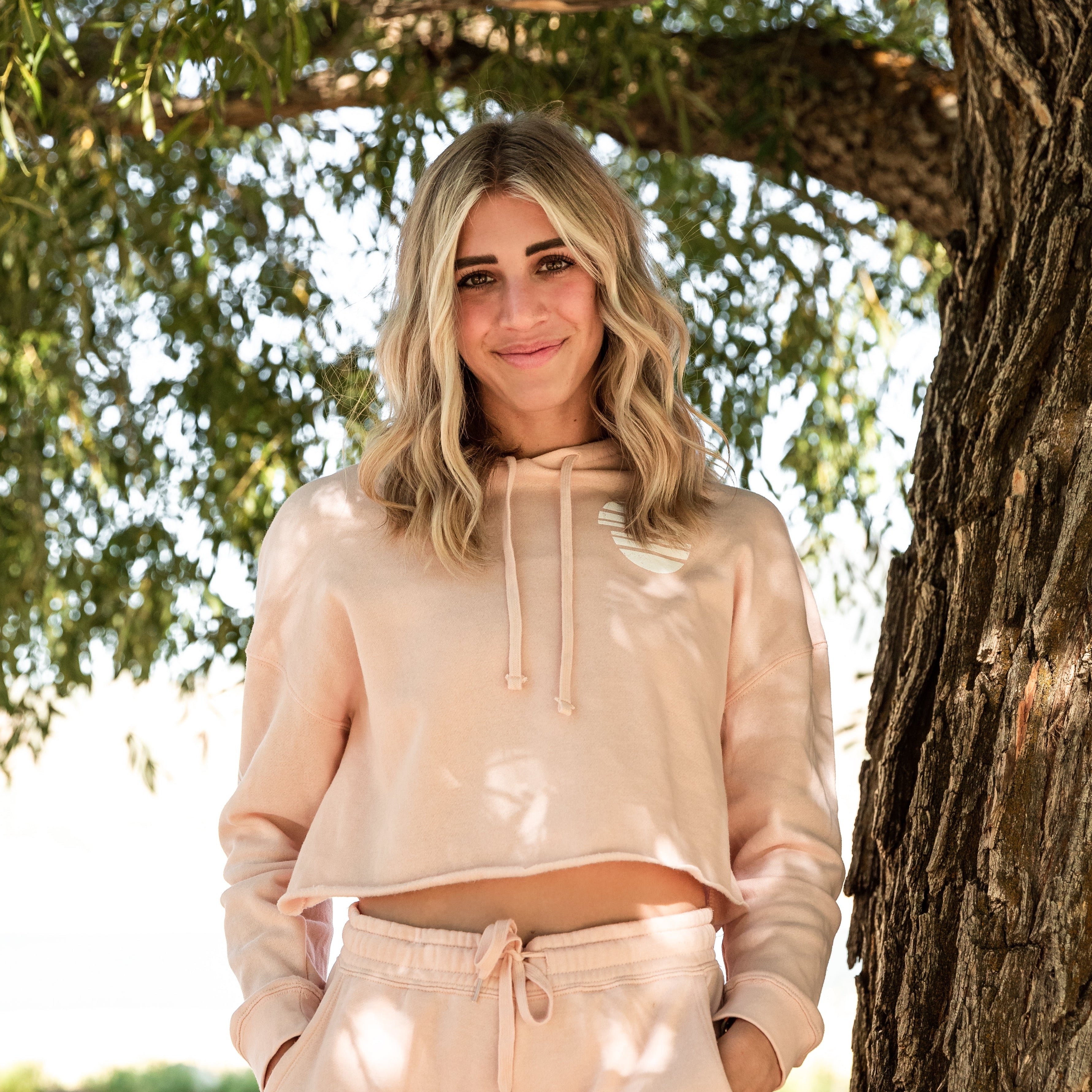 Женский укороченный топ с капюшоном на день озера