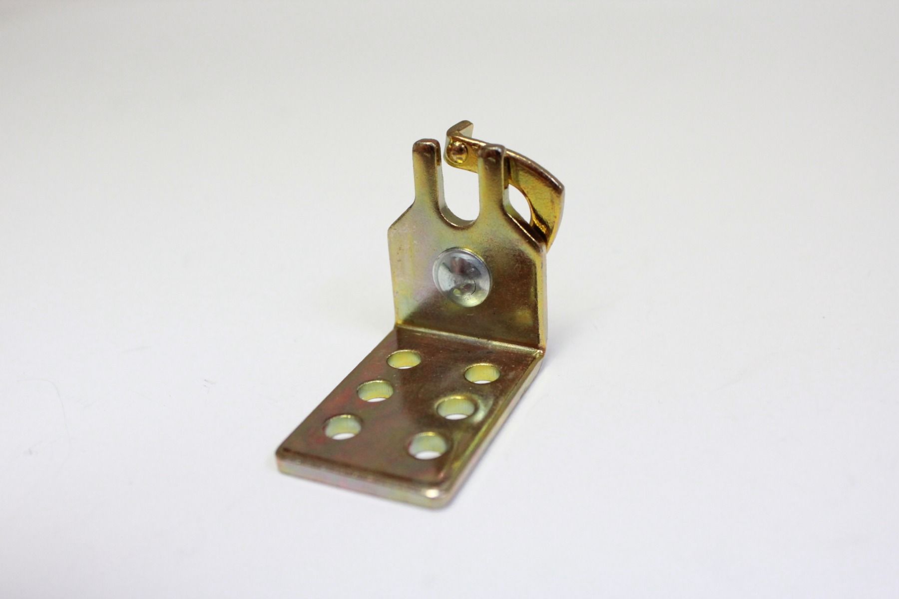 Фиксирующий кронштейн троса переключения передач