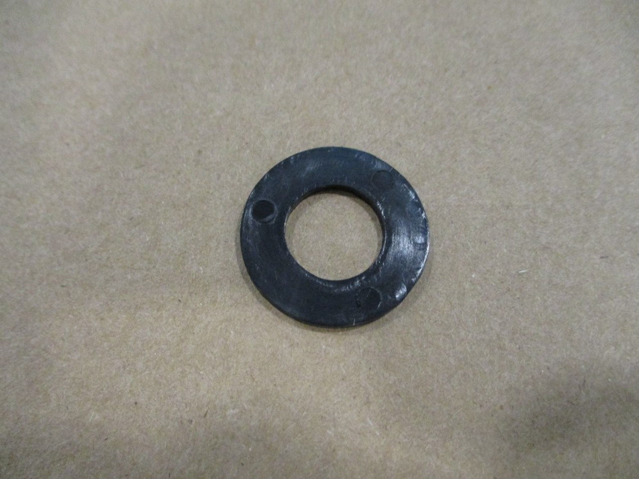 ТОНКАЯ ЧЕРНАЯ ПЛАСТИКОВАЯ ШАЙБА ДЛЯ КРЕПЛЕНИЯ БИМИНИ-КРОНШТЕЙНА НА ТЕЛЕСКОПИЧЕСКИХ ОПОРАХ