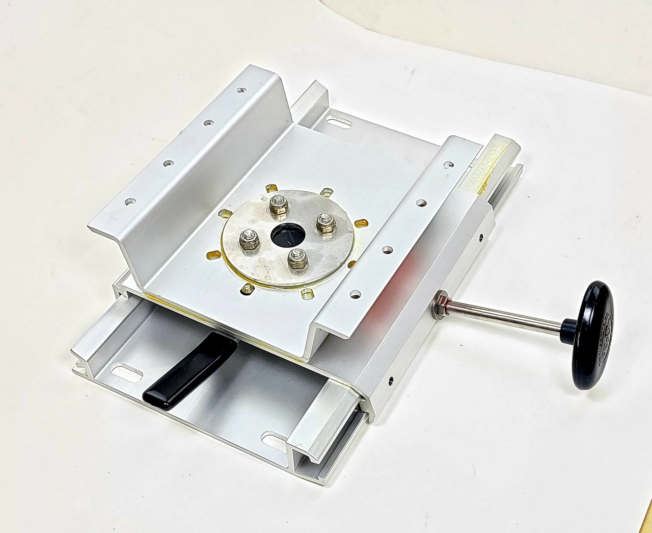 ПОВОРОТНОЕ/РАЗДВИЖНОЕ ОСНОВАНИЕ СИДЕНЬЯ ВОДИТЕЛЯ