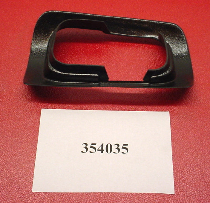 КОЛЛЕКТОР ВЕНТИЛЯЦИОННОЙ КОРОБКИ STBD ВЕРХНИЙ SS19/PS/X1 '99-12 