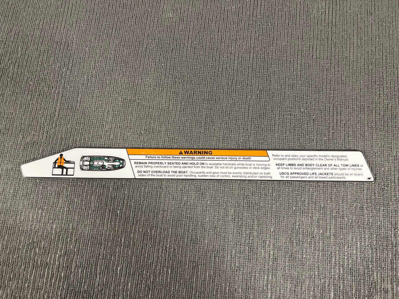 НАКЛЕЙКА G25, ПРЕДУПРЕЖДАЮЩАЯ ПАССАЖИРА ОСТАВАТЬСЯ НА НАДЛЕЖАЩЕМ МЕСТЕ