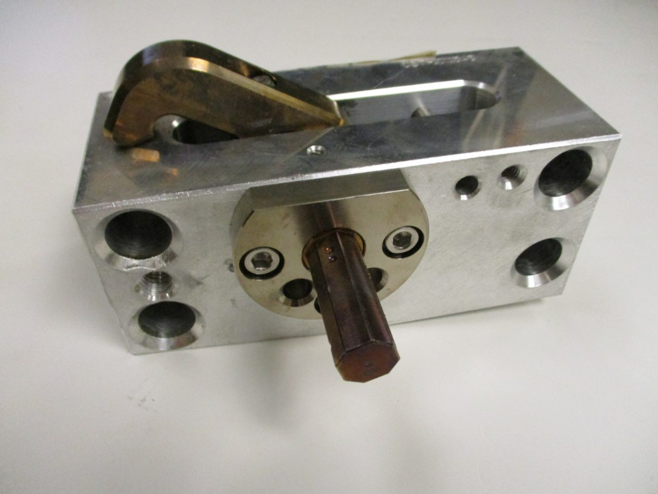 БЛОК ЗАЩЕЛКИ БАШНИ правого борта для БАШЕН DIAMONDBACK 2013-2016