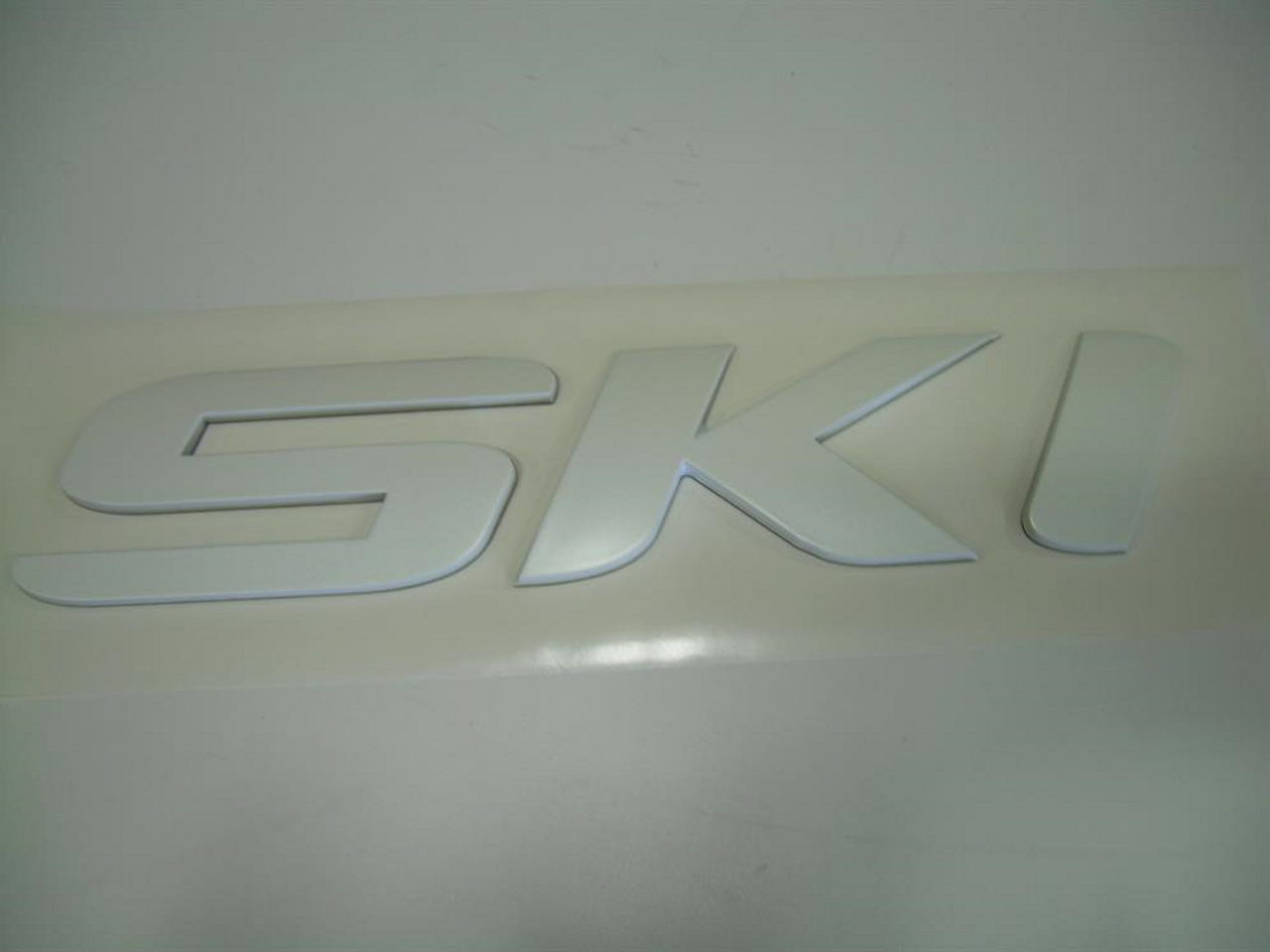 Большая наклейка Chromax с надписью "SKI" на корпусе