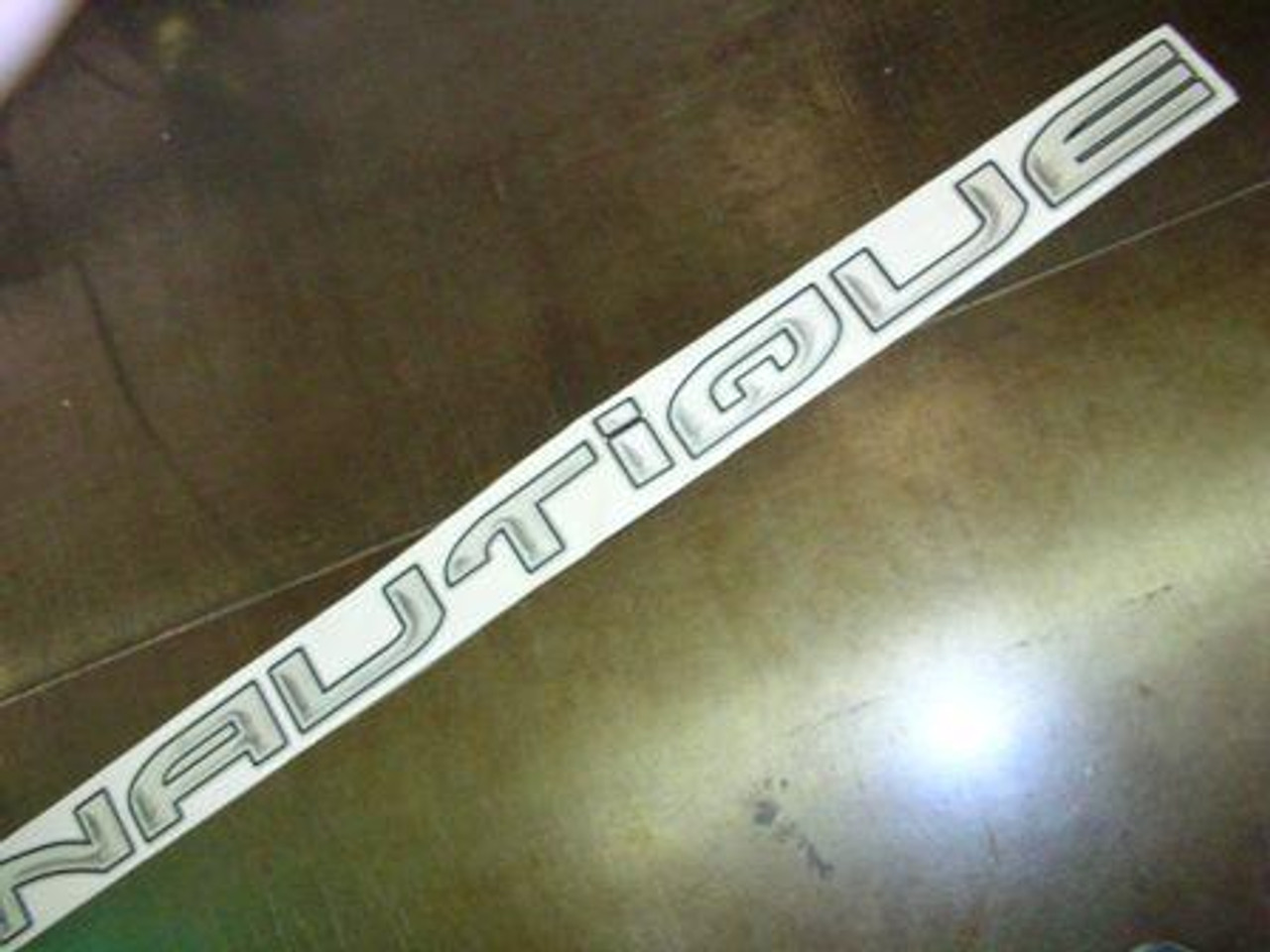 НАКЛЕЙКА "NAUTIQUE", КРУПНАЯ ГРАФИКА НА КОРПУСЕ, ХРОМ/БЕЛЫЙ/ЧЕРНЫЙ, 2004-08