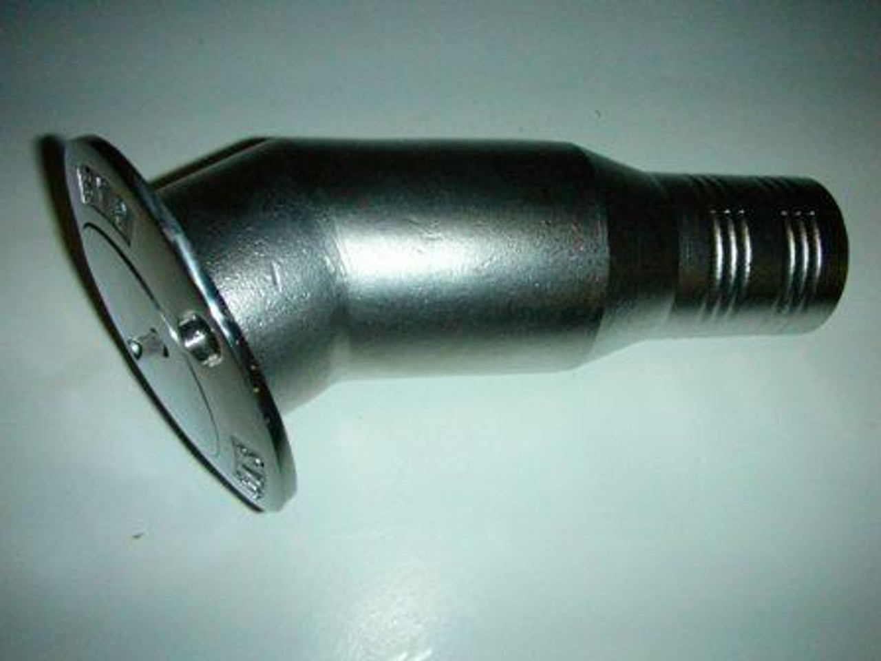 ЗАПРАВКА ТОПЛИВОМ ОСУЩЕСТВЛЯЕТСЯ ПОД УГЛОМ 1- 1/2 ДЮЙМА ДО ДЕКАБРЯ 2011 Г.