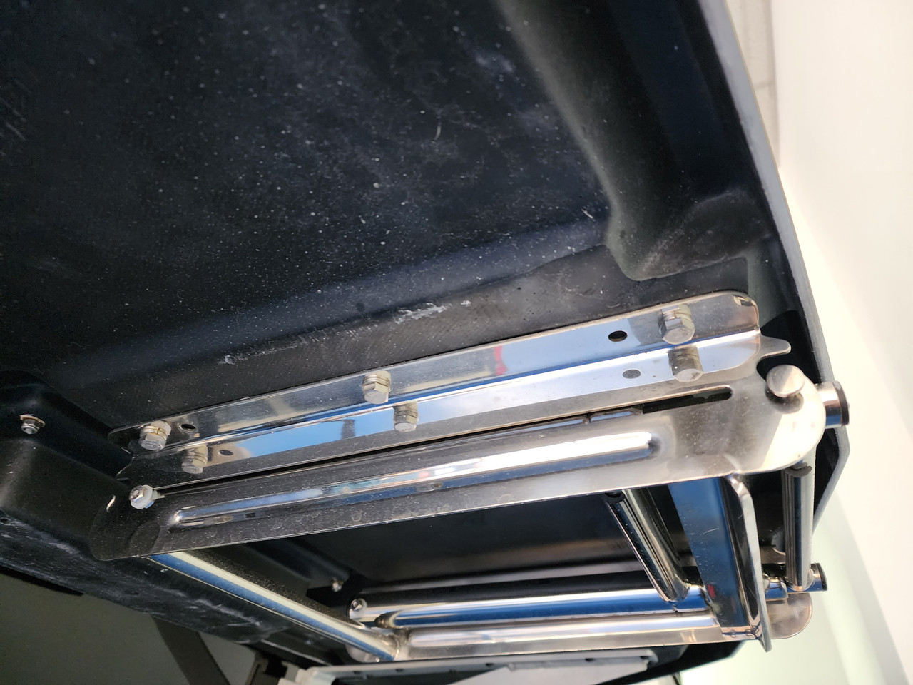 Телескопическая лестница под платформой