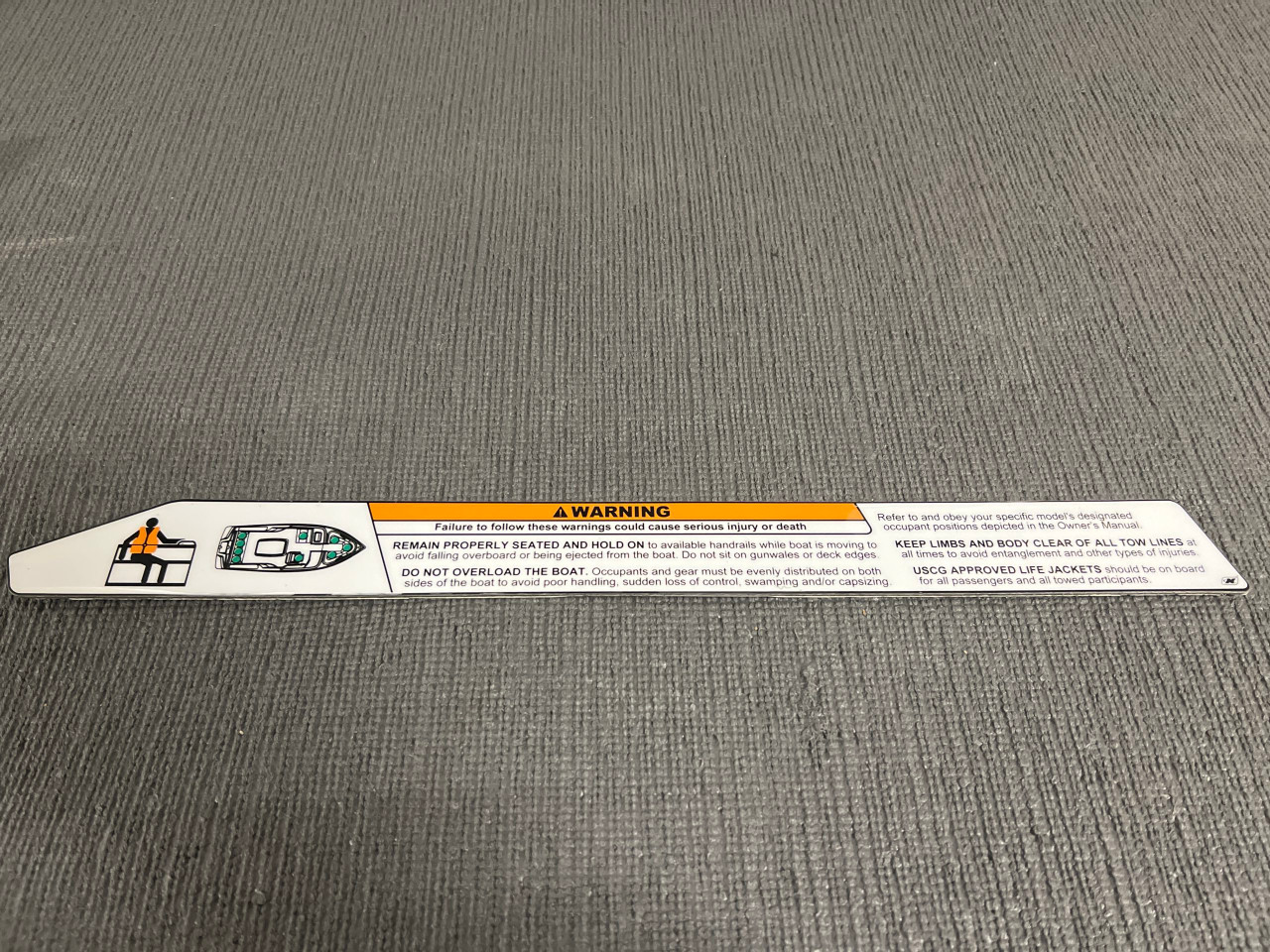 НАКЛЕЙКА 200OB, ПРЕДУПРЕЖДАЮЩАЯ ПАССАЖИРА ОСТАВАТЬСЯ НА НАДЛЕЖАЩЕМ МЕСТЕ