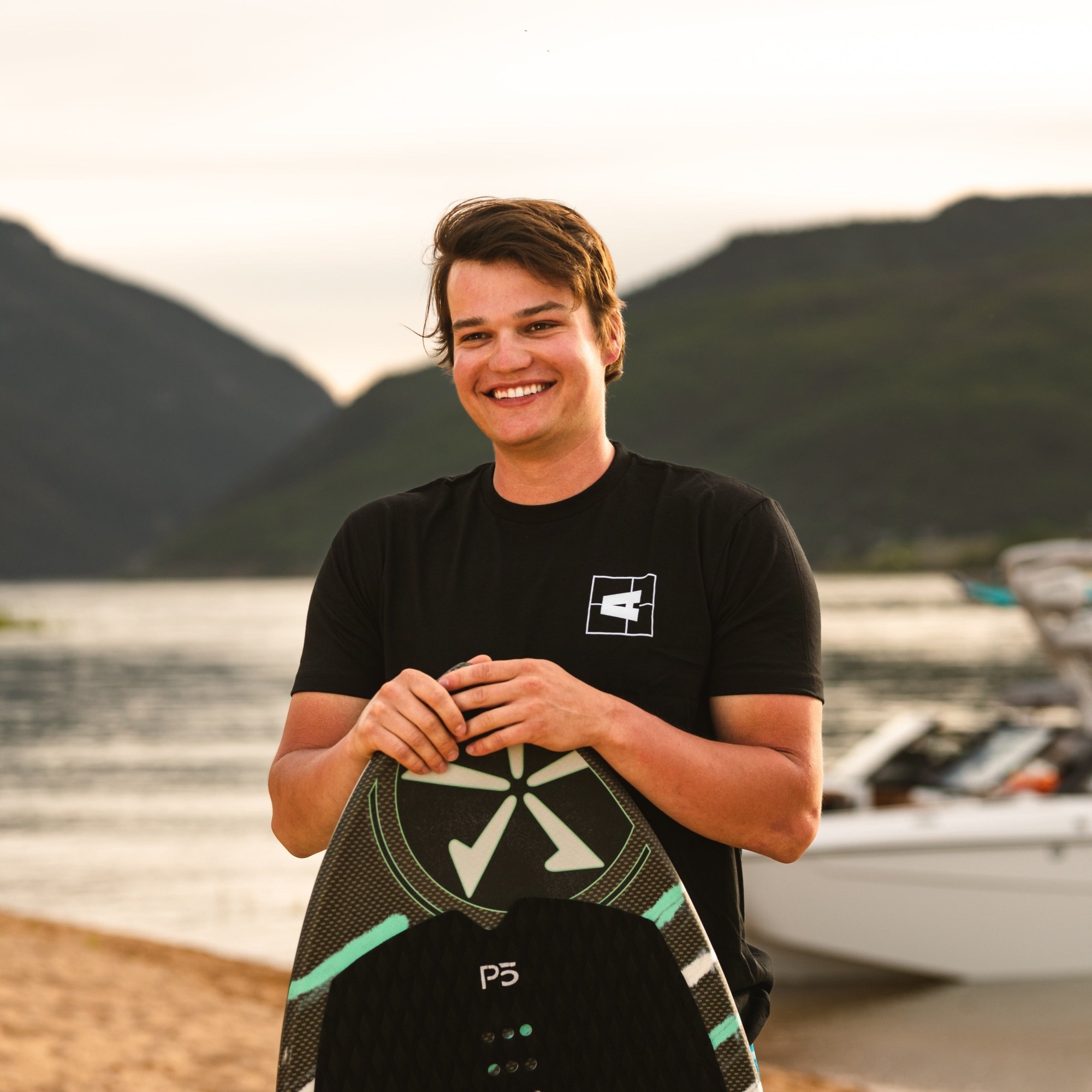 Футболка с логотипом Axis