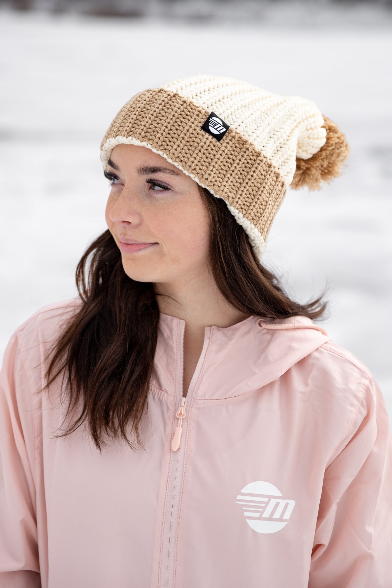 Женская шапочка с помпоном из канатной нити