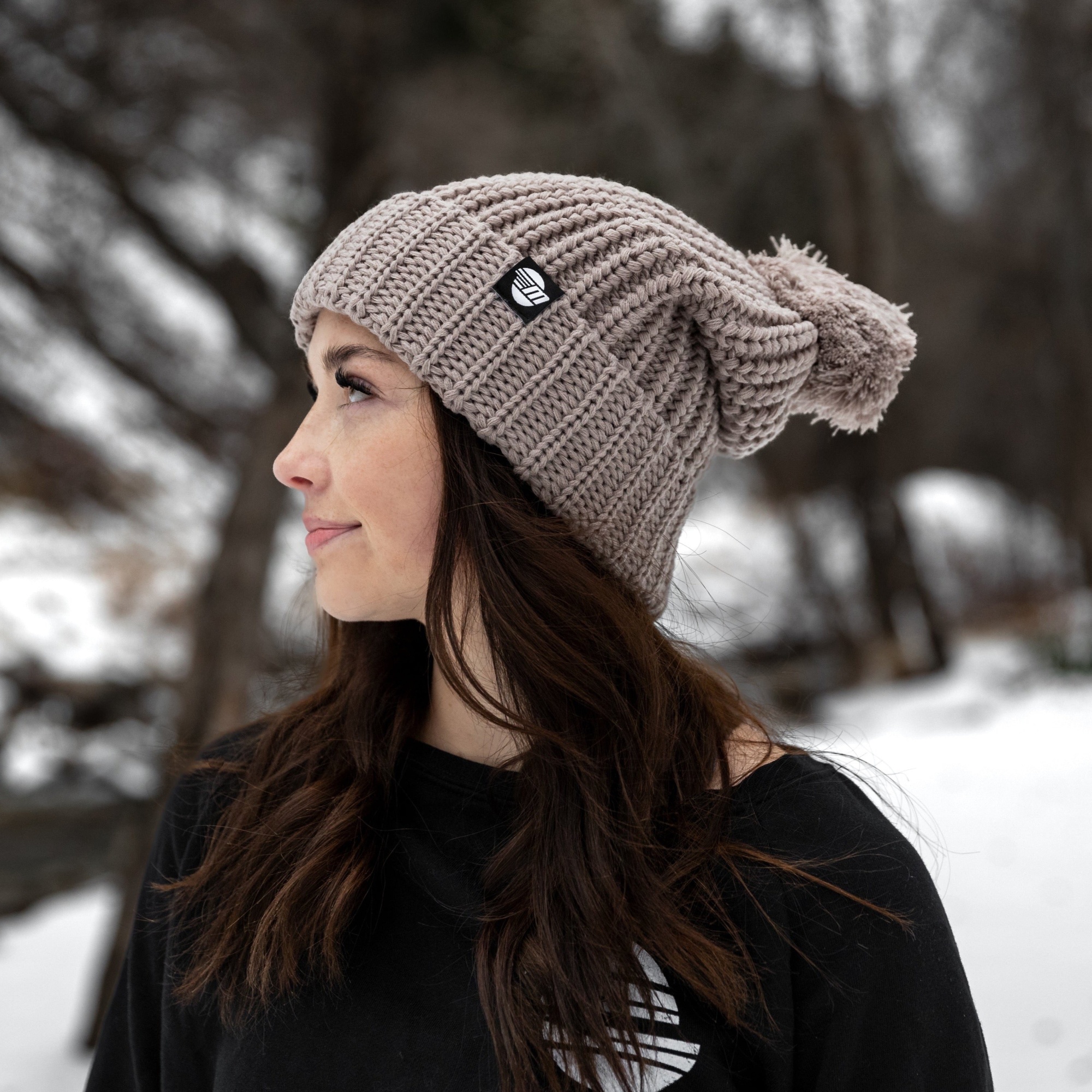 Женская шапочка с помпоном из канатной нити