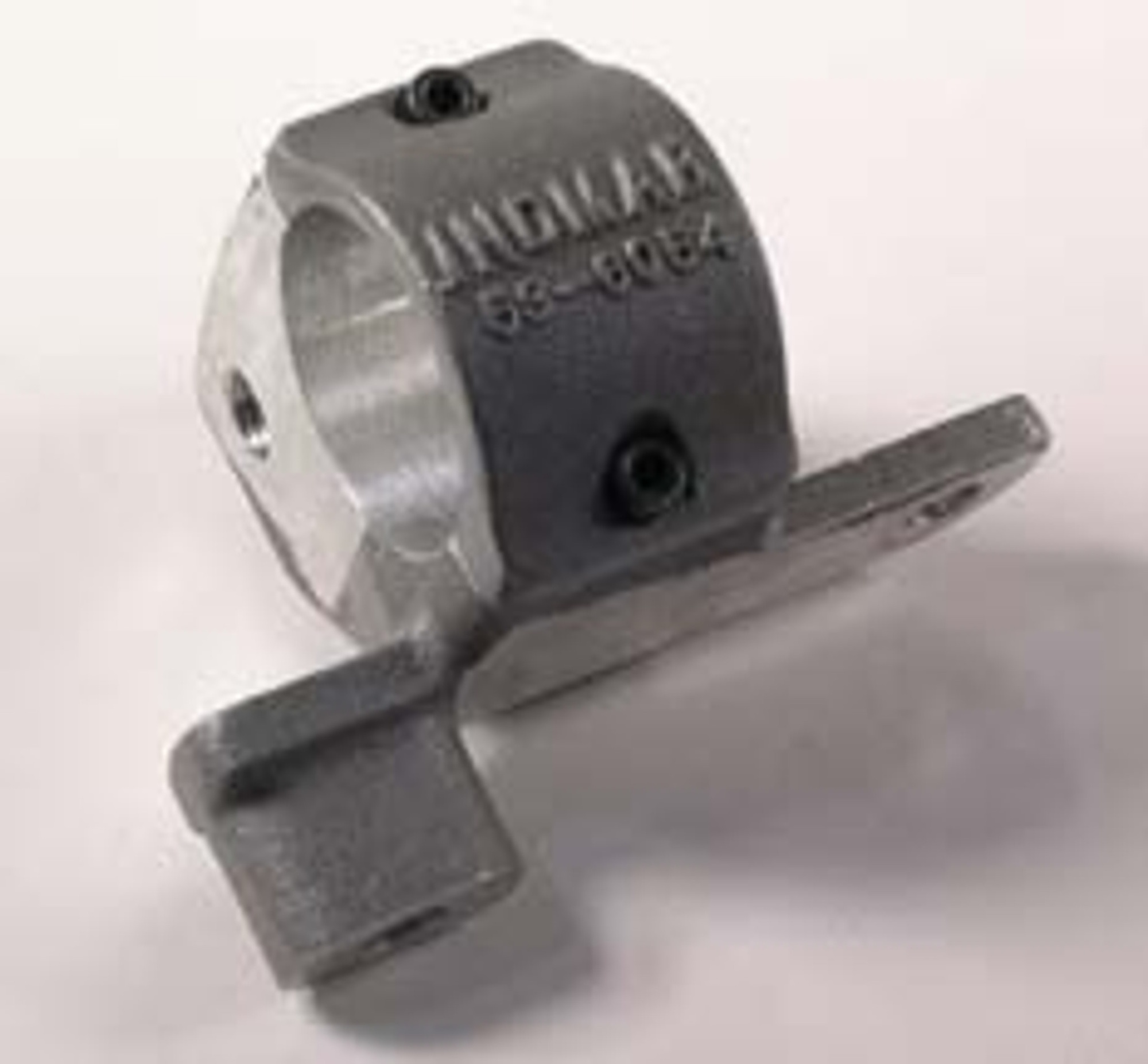 Кронштейн топливного насоса и крышка с отверстием для регулятора