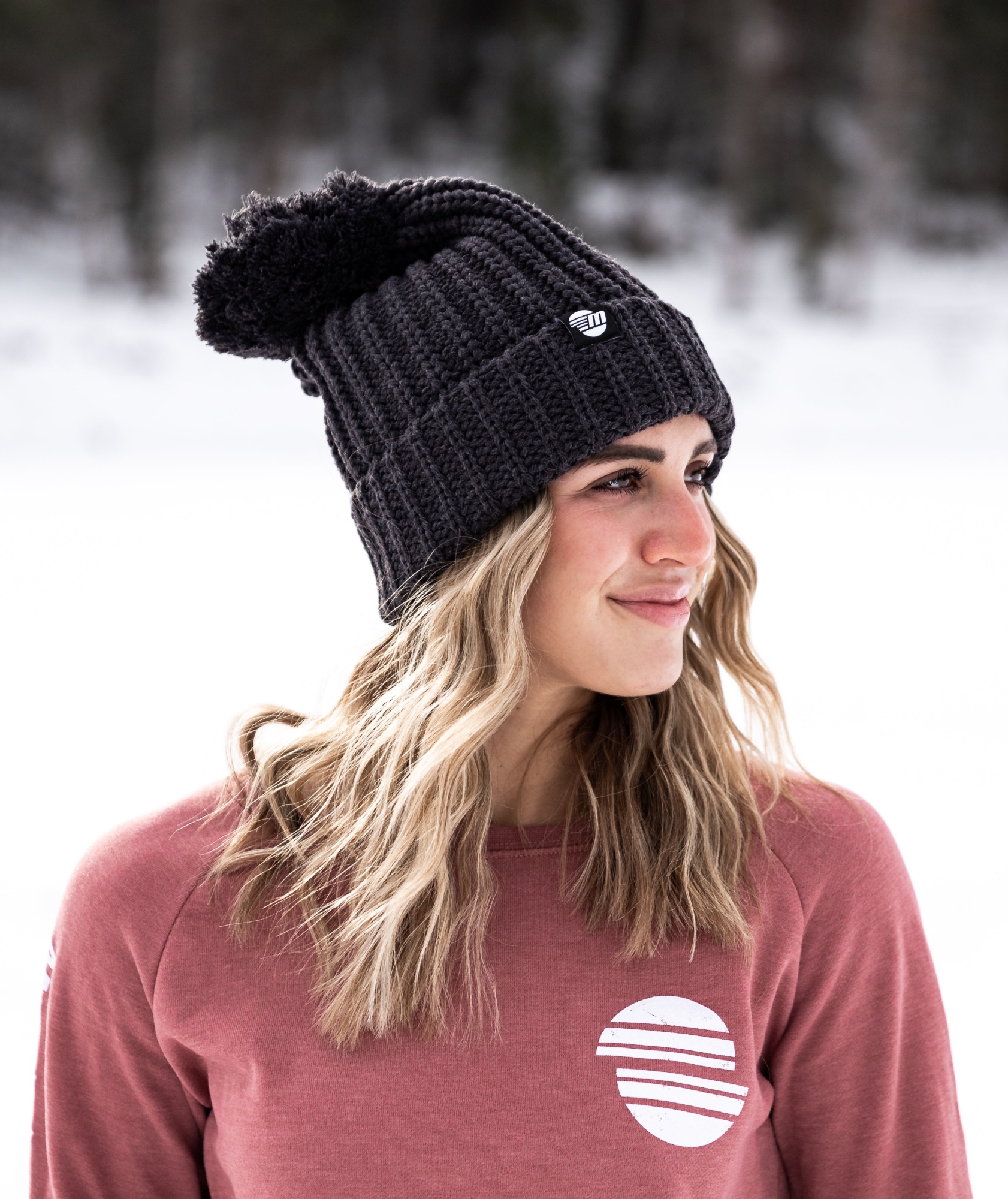 Женская шапочка с помпоном из канатной нити